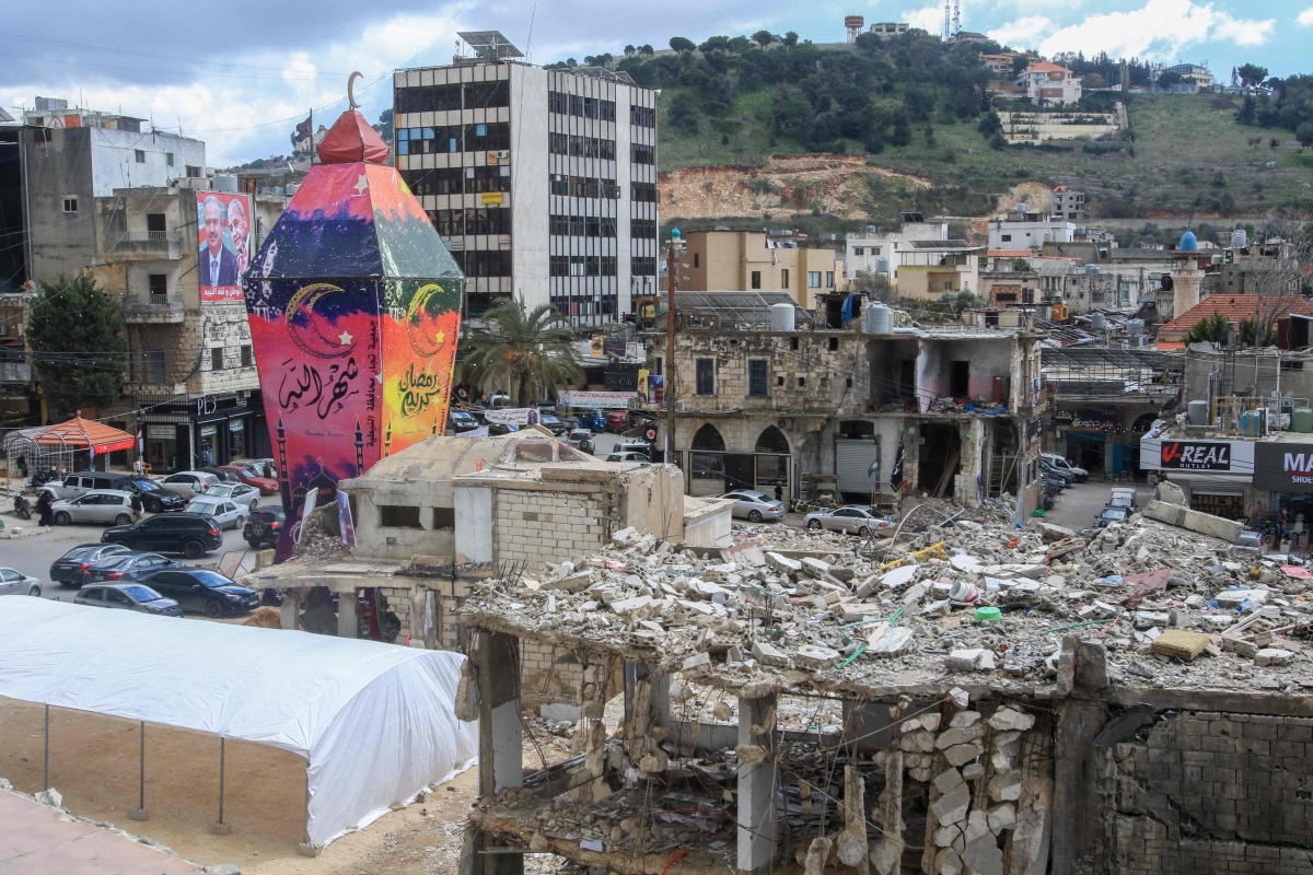 فانوس كبير لمناسبة شهر رمضان قرب مبانٍ مدمرة في النبطية جنوب لبنان  (أ ف ب)