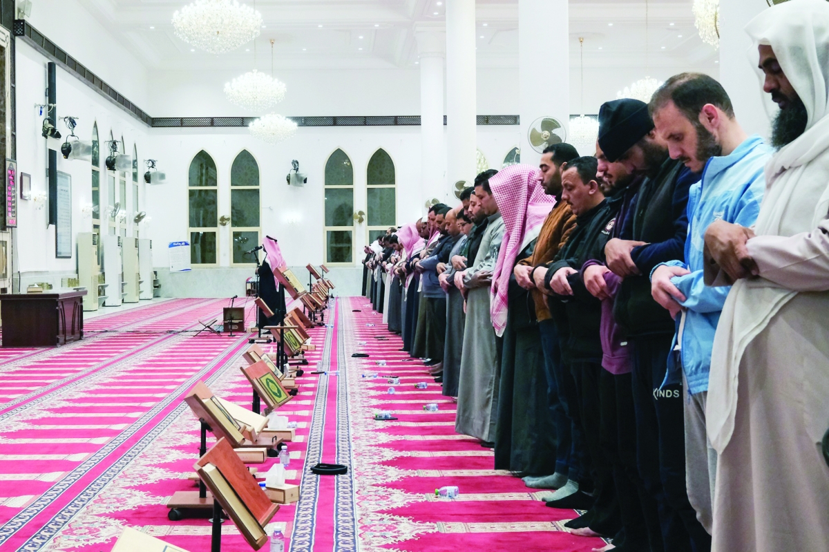 


صلاة التراويح في أول أيام شهر رمضان المبارك 