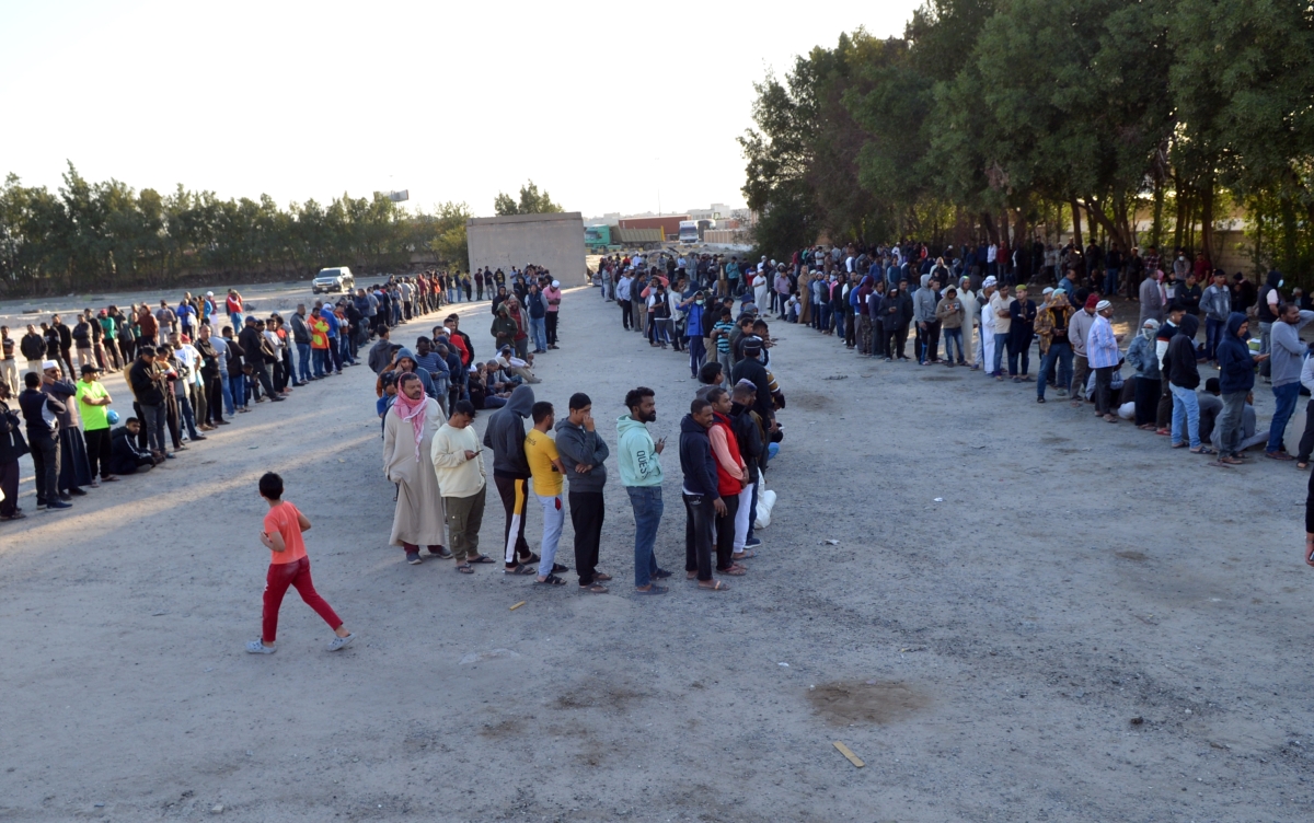 صفوف منتظمة قبيل استلام الوجبات  (تصوير سعود سالم)