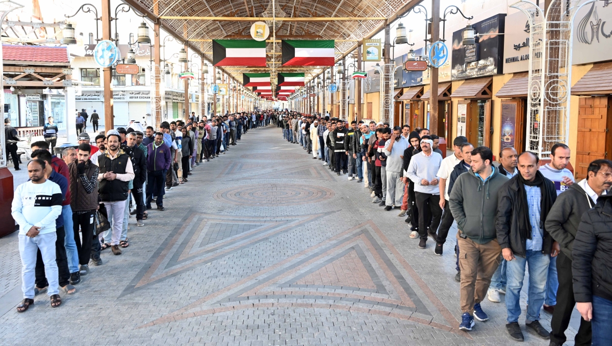 توزيع وجبات افطار الصائم في المباركية (تصوير أسعد عبدالله)