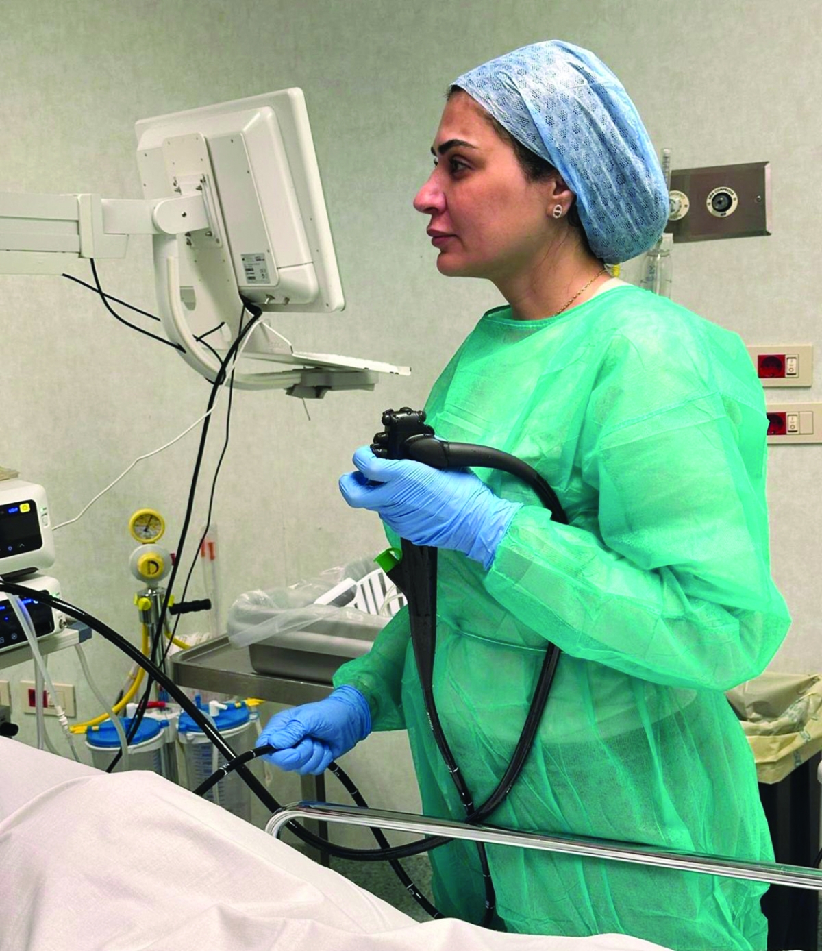 الطبيبة الكويتية أسماء الكندري أثناء إجرائها العملية 
