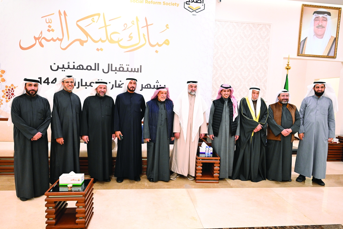 خالد المذكور مع عدد من الحضور في لقطة جماعية 