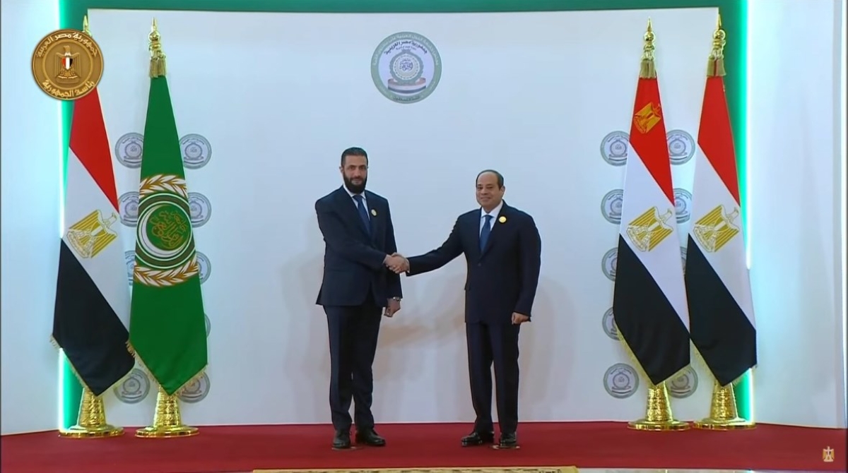 ... ويصافح الشرع