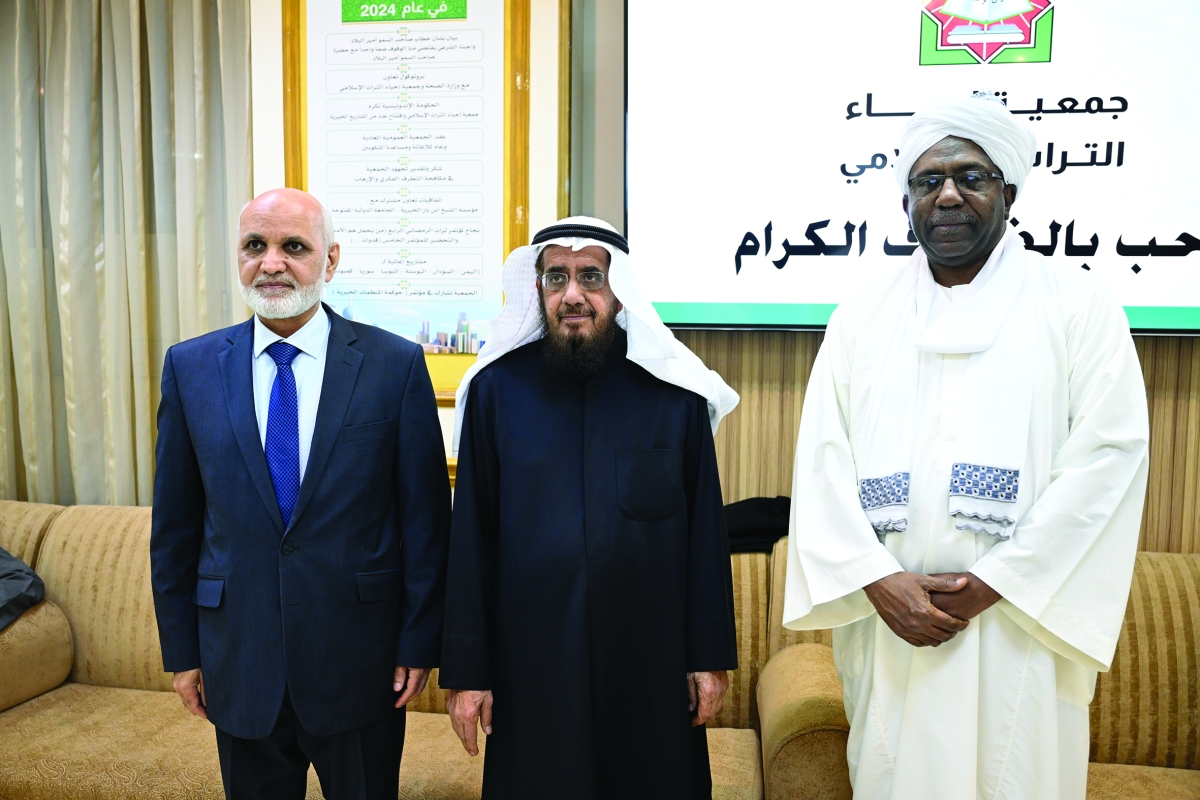 


العيسى متوسطا السفيرين السوداني والأفغاني 