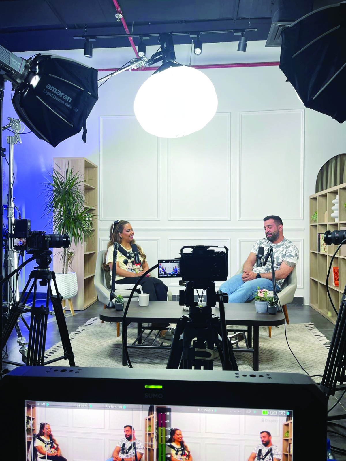 


محمد الكاظمي وروان المرزوق خلال التصوير 