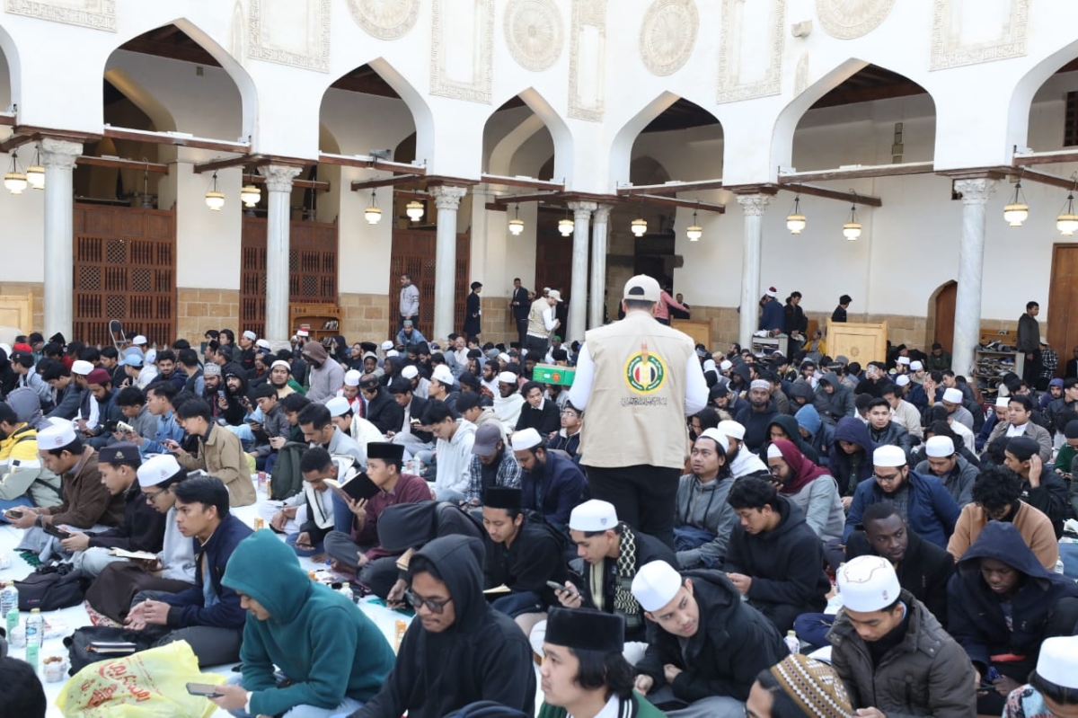 طلاب يفطرون في الجامع الأزهر