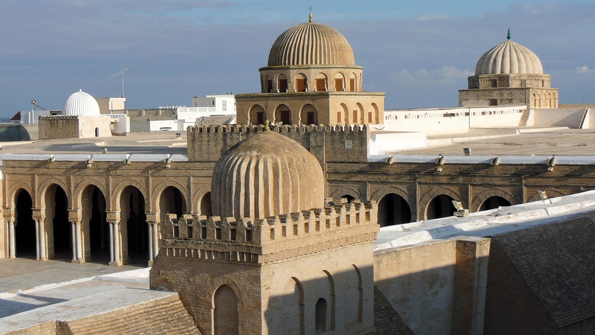 عدد من القباب المنتشرة على مساحة الجامع 