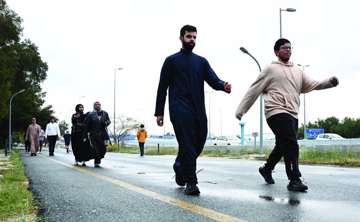 الجميع يمارسون رياضة المشي 