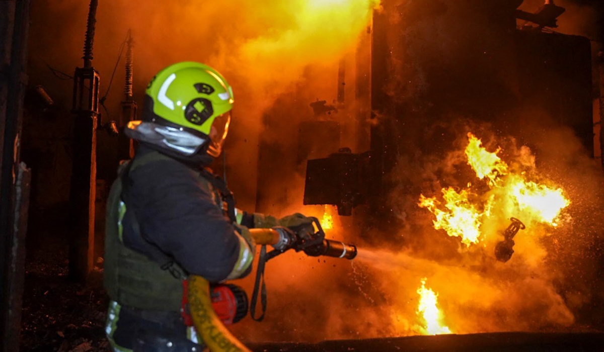 النيران تلتهم منشأة للطاقة في أوكرانيا بعد غارة روسية  (أ ف ب)