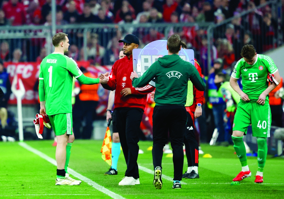 مانويل نوير خلال استبداله بالحارس الشاب يوناس أوربيغ (رويترز)