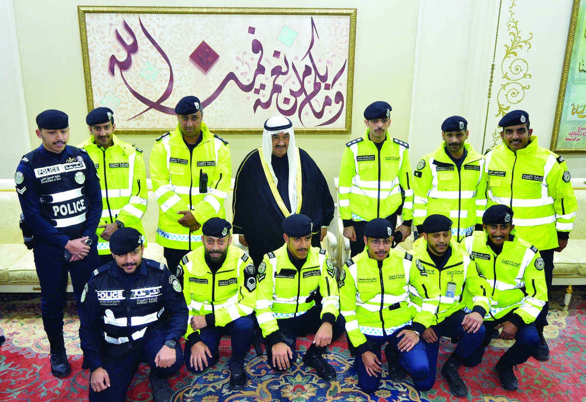 سموه متوسطاً عدداً من أفراد وضباط الشرطة