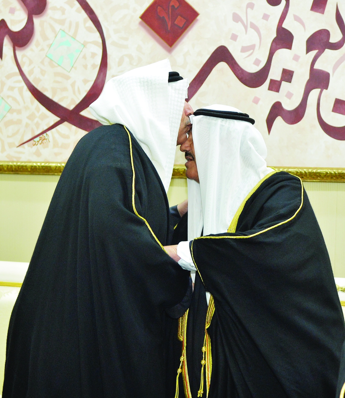 


حمد جابر العلي وقبلة على الرأس 