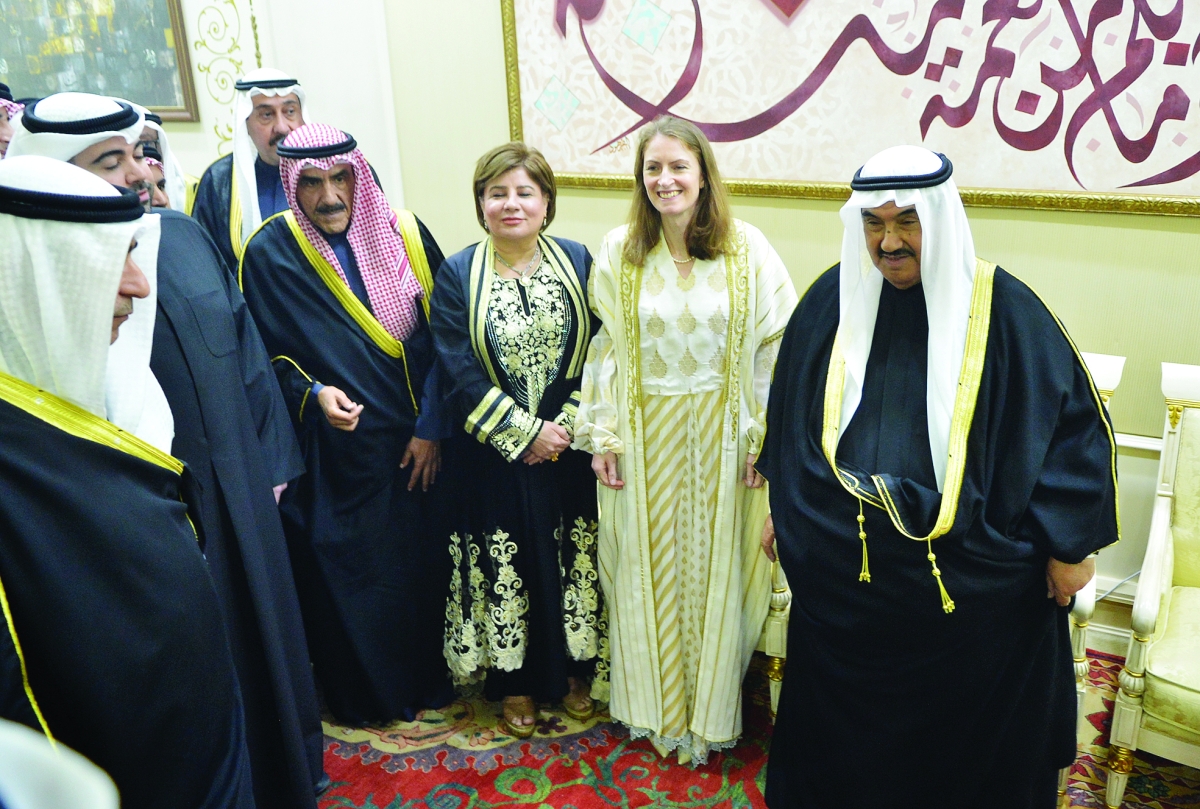 


السفيرة البريطانية مقدمة التهنئة 