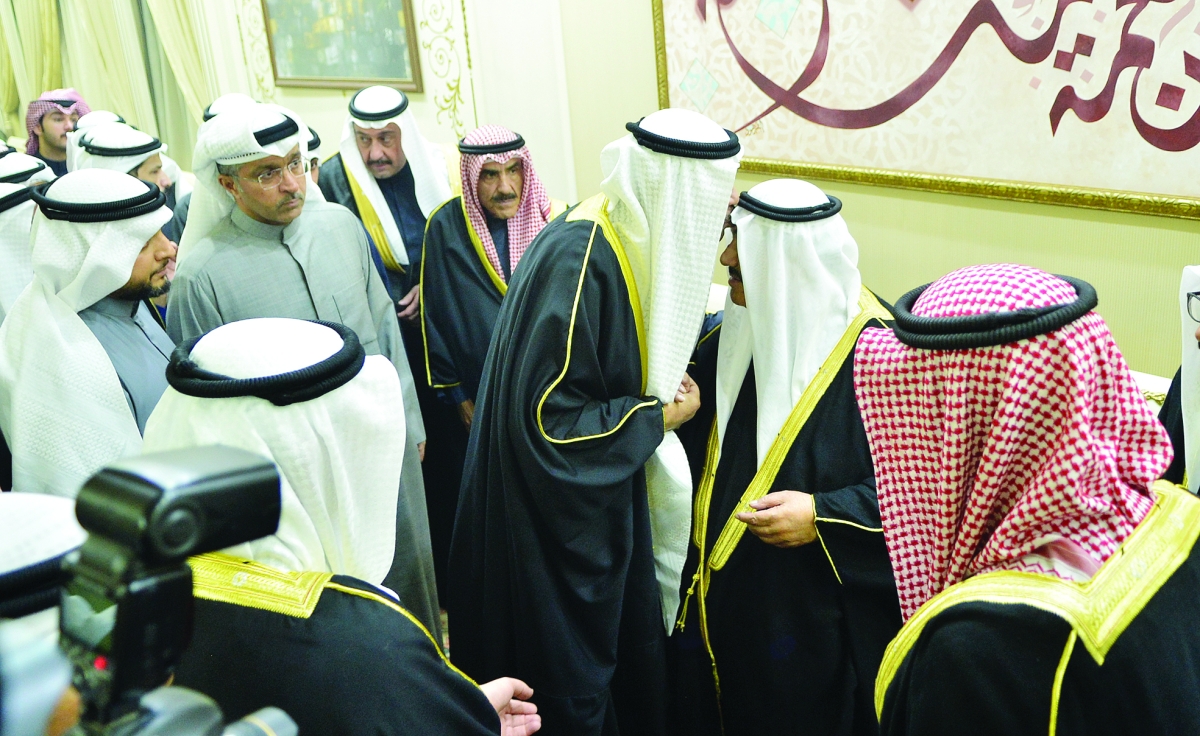 


سمو ولي العهد مقبلاً رأس الشيخ ناصر المحمد 