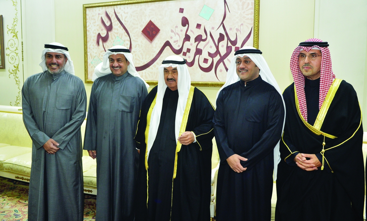 


المحمد متوسطاً أبناء المرحوم جاسم الخرافي بحضور صباح الناصر 