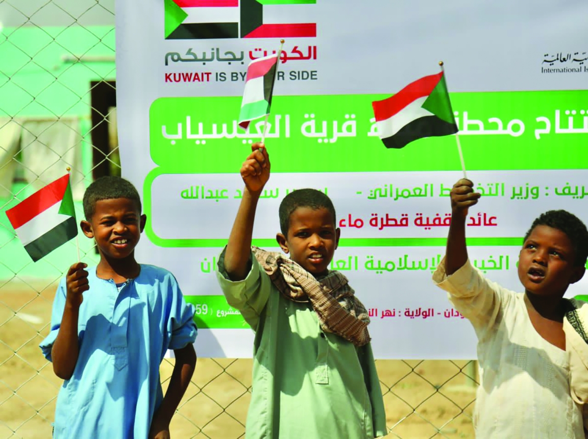 


طلاب سودانيون يرفعون علم الكويت في المشروع 
