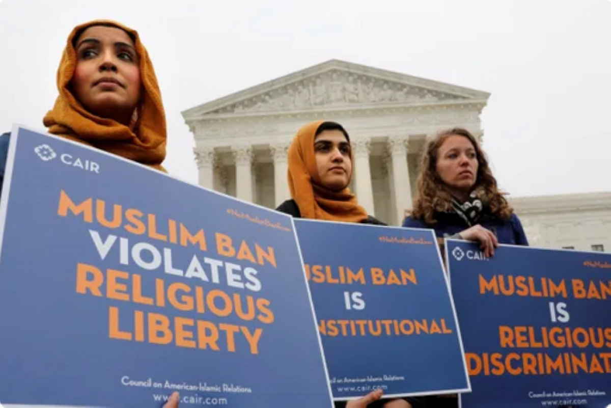 احتجاجات على قرار ترامب حظر السفر خلال ولايته الأولى في واشنطن (أرشيفية - رويترز)