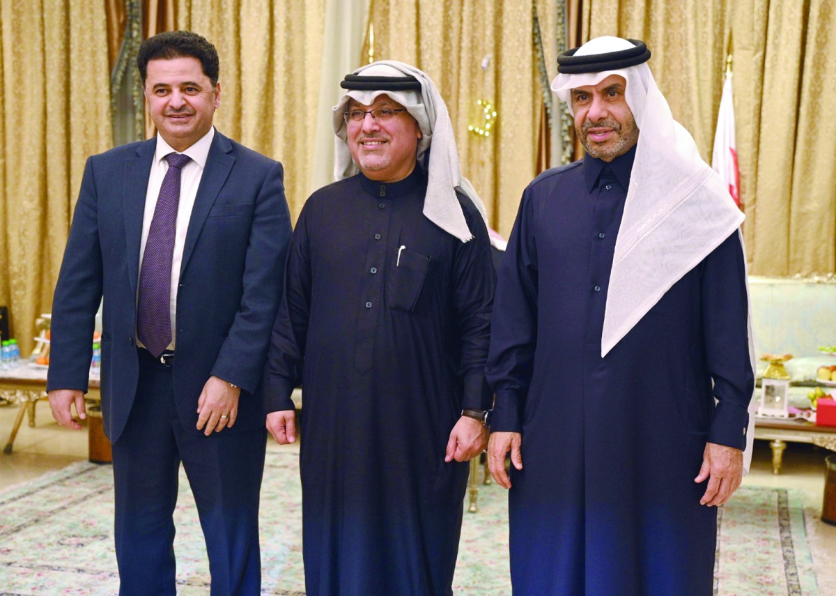 


المالكي متوسطاً سفيري قطر والأردن 