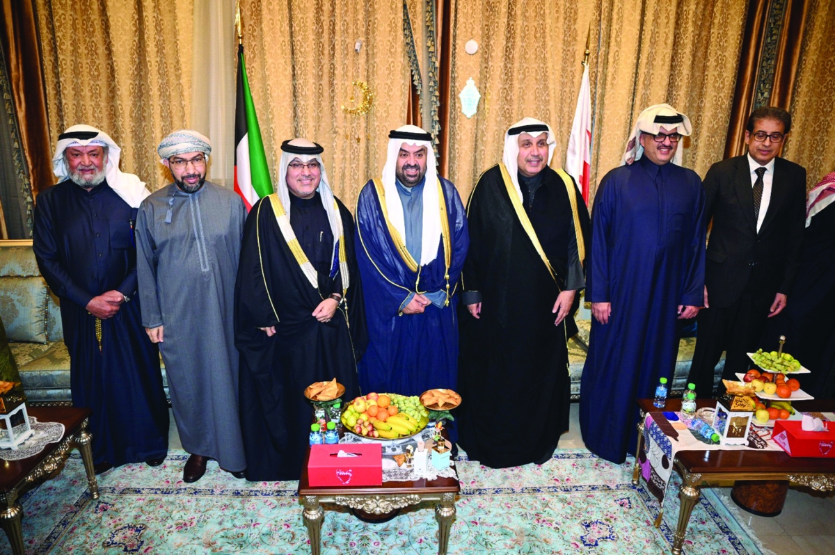 


حمد جابرالعلي وخالد البدر مع سفراء السعودية وليبيا والبحرين وعمان 