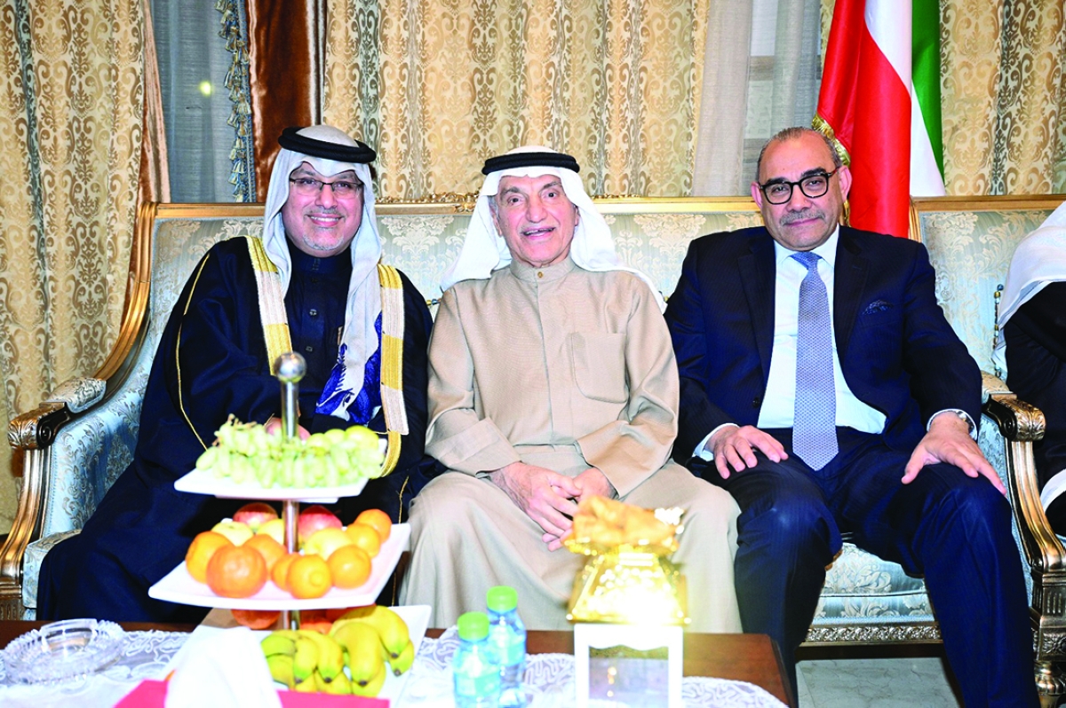 


محمد أبو الحسن متوسطاً سفيري العراق والبحرين 