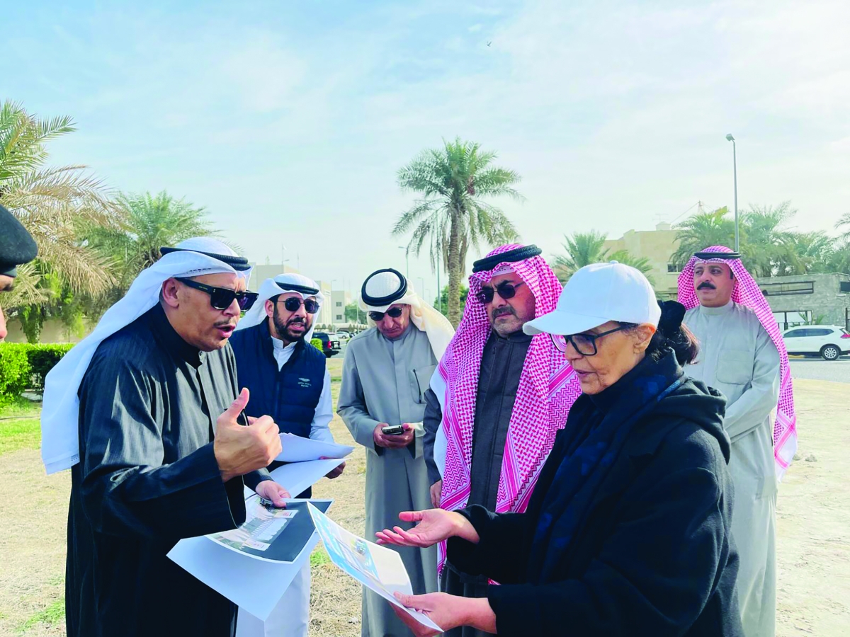 المحافظ في إحدى جولاته بحضور أمثال الأحمد 