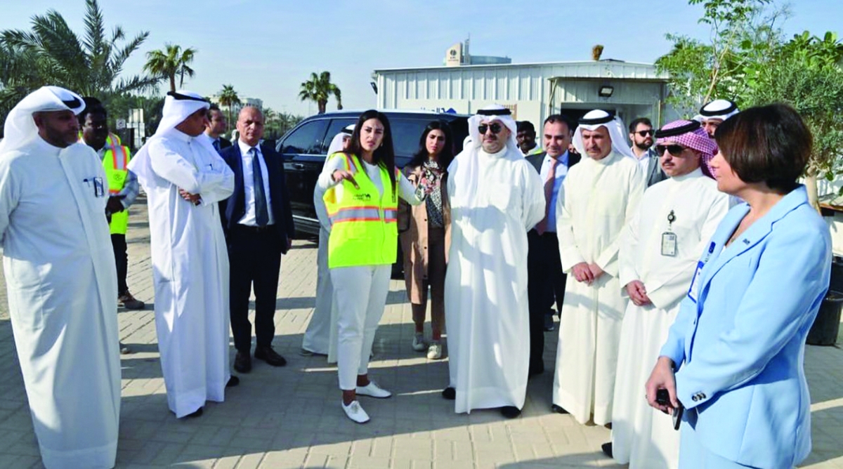 العلي متفقداً أحد المشاريع في المحافظة 