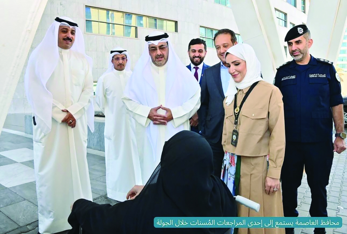 تلقي ملاحظات إحدى المواطنات في جولة للمحافظ