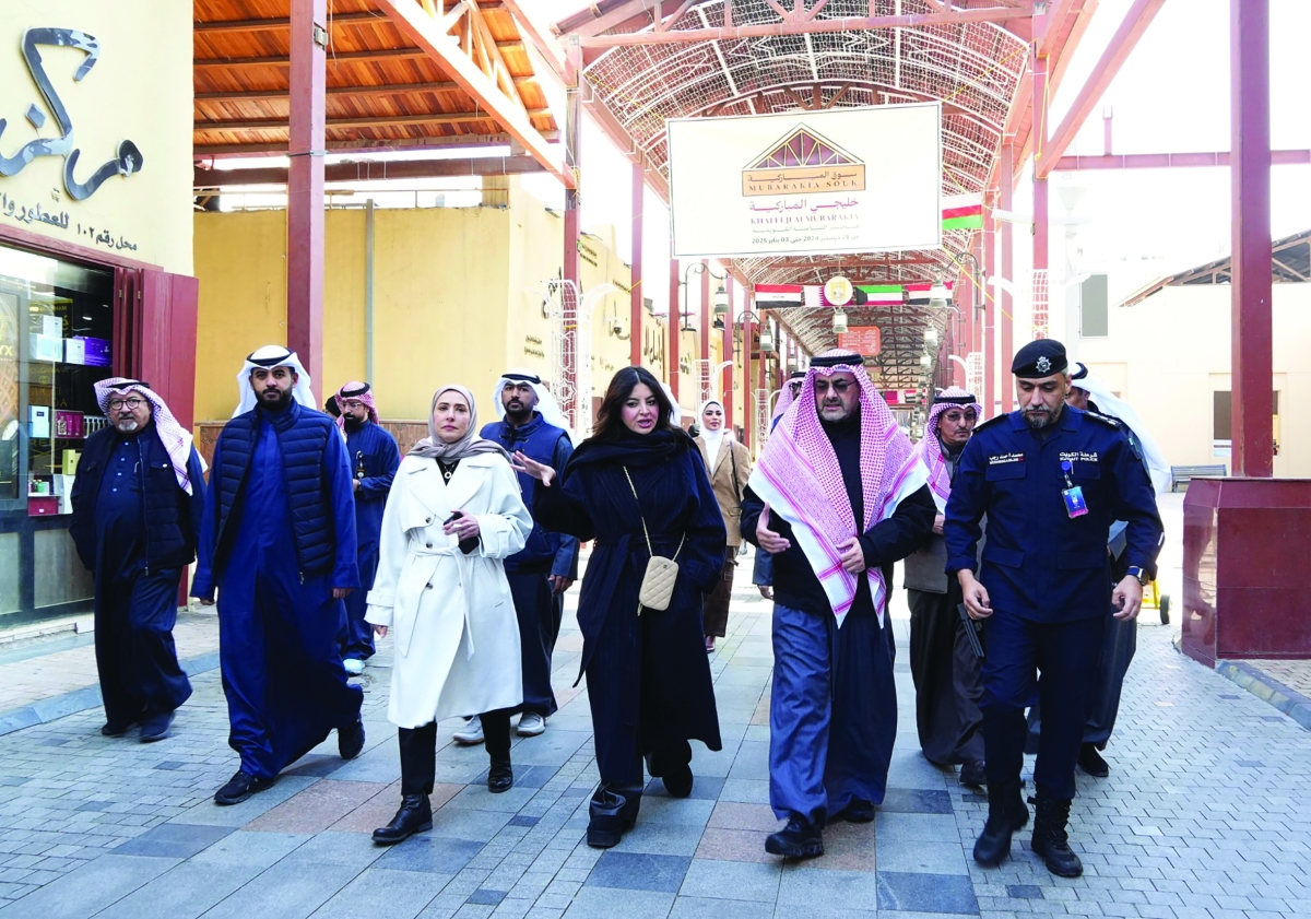 


المحافظ في إحدى جولاته بسوق المباركية 