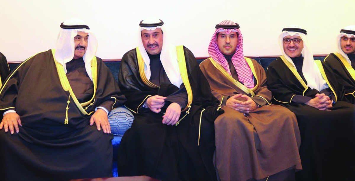 سمو الشيخ ناصر المحمد ونجلاه يقدمون التهنئة لفيصل الحمود 