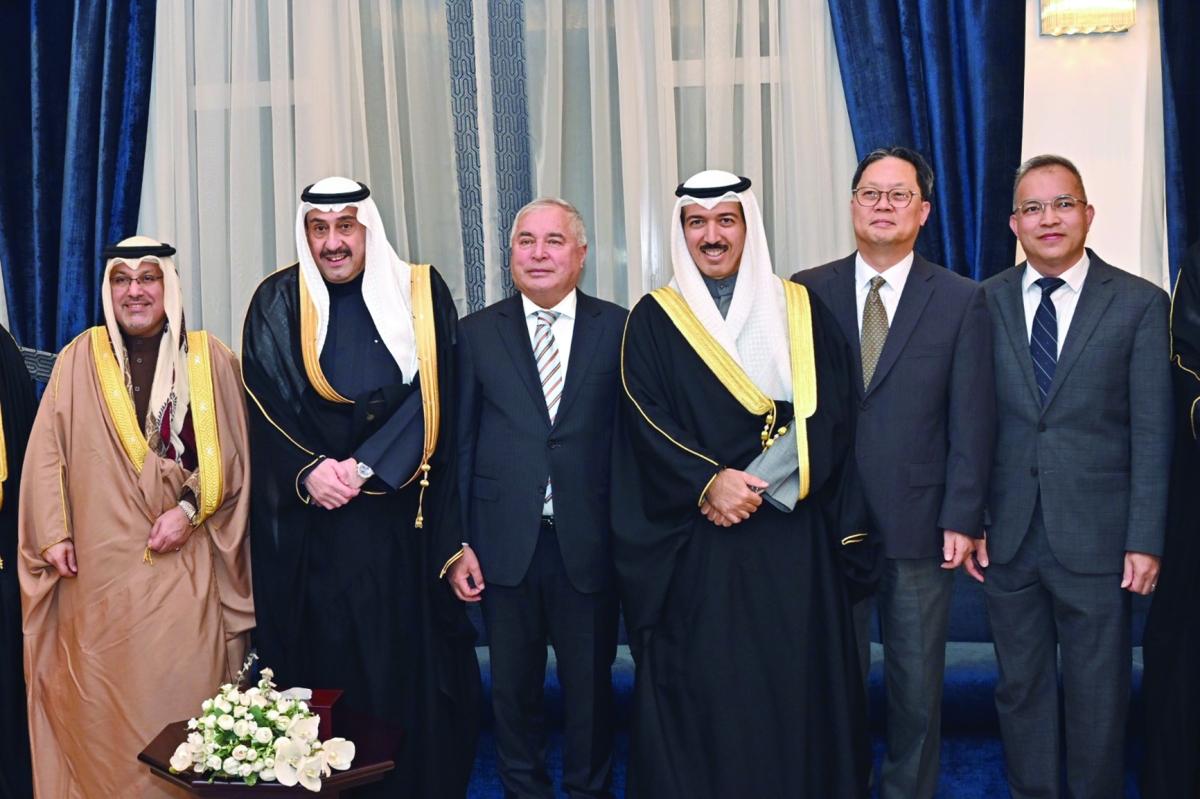 


سفراء البحرين وفيتنام وكوريا وطاجيكستان مهنئين 