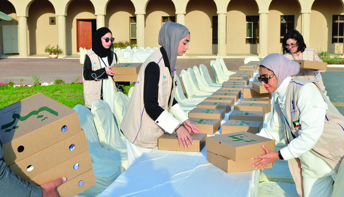 مُتطوّعات يضعن الوجبات على المائدة