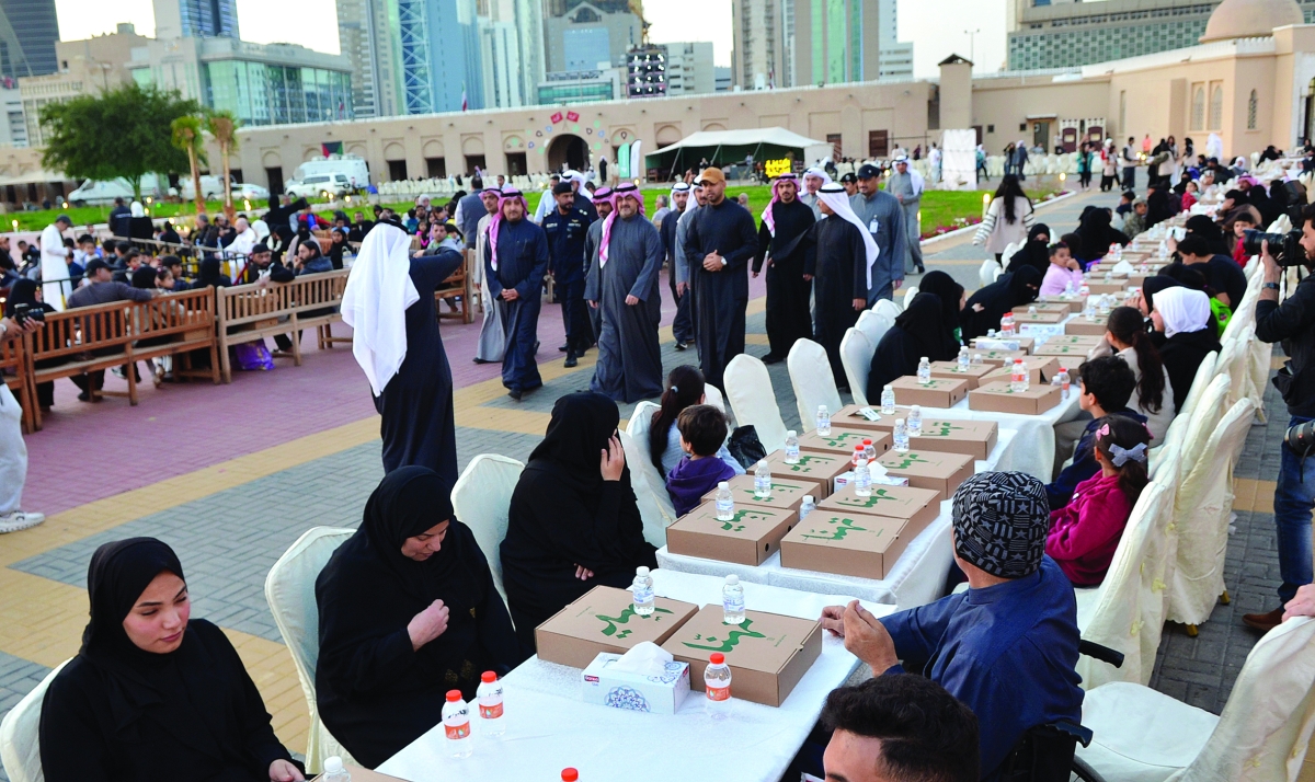 مُحافظ العاصمة يطمئن على إفطار الصائمين 	 (تصوير سعود سالم)