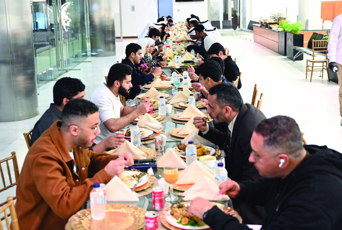 موظفو هيئة القصر والمشمولون برعايتها خلال الإفطار