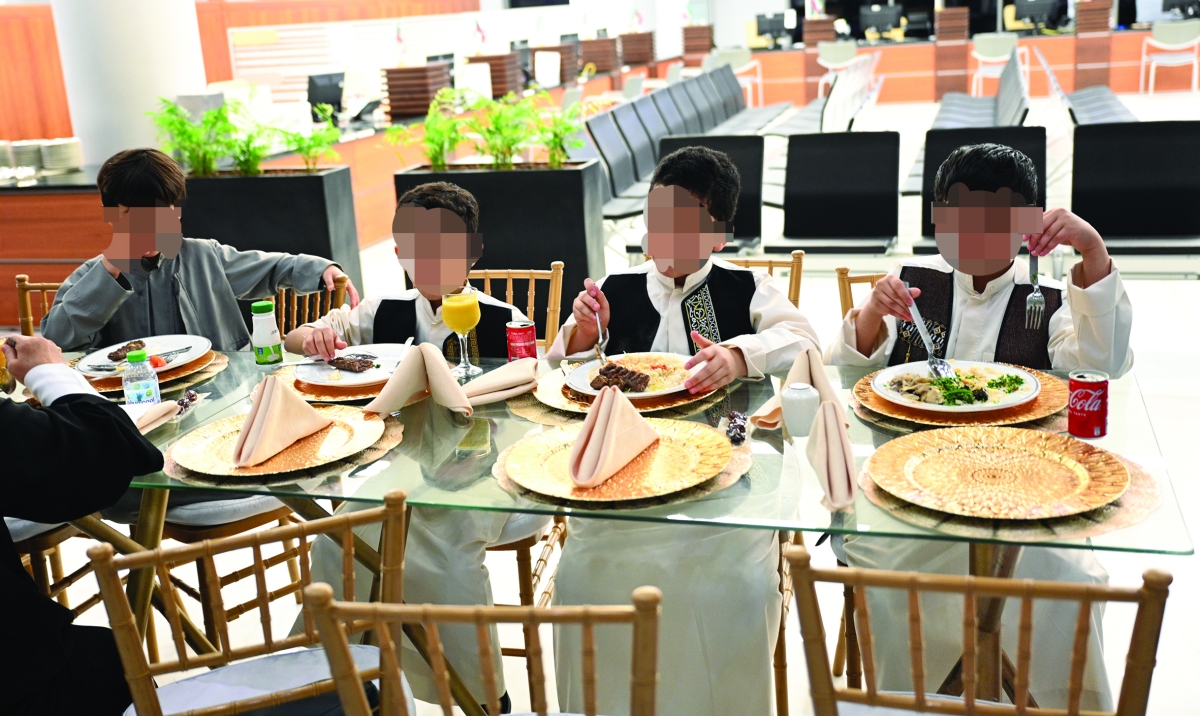 عدد من أبناء الهيئة خلال الإفطار 	 (تصوير نايف العقلة) 