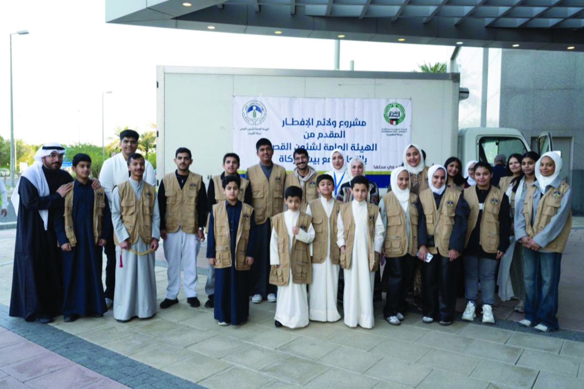 دلال النوري متوسطة أبناء القصر والمتطوعين المشاركين في توزيع وجبات إفطار الصائمين