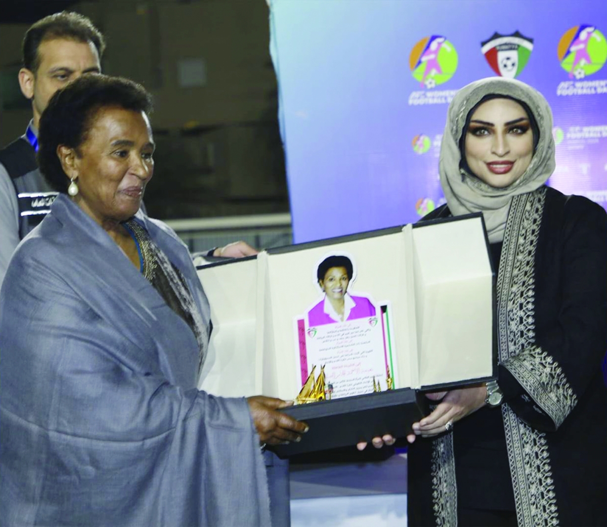 الحردان تكرم نعيمة الأحمد