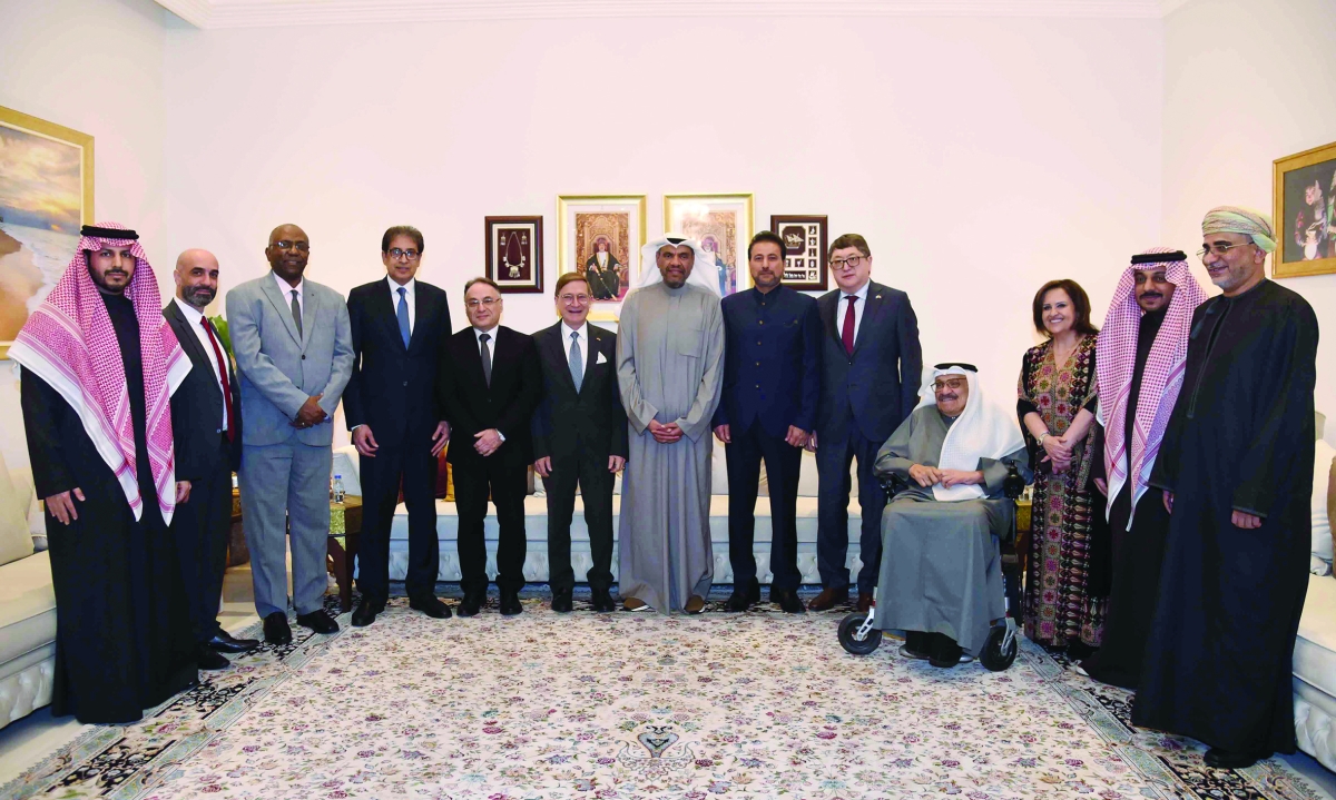 وزير الخارجية متوسطا مجموعة من السفراء والدبلوماسيين 