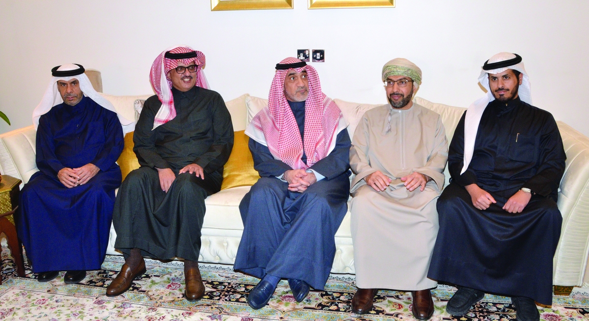 


اليوسف متوسطا سفراء السعودية وعمان وقطر	(تصوير سعود سالم) 