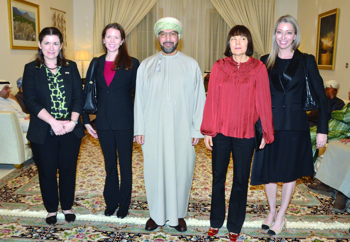 


 السفيرة الأميركية خلال تقديمها التهاني 