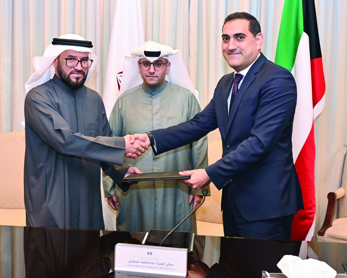 


المشاري يشهد تبادل وثيقة العقد بين الحليلة وعبدالله 