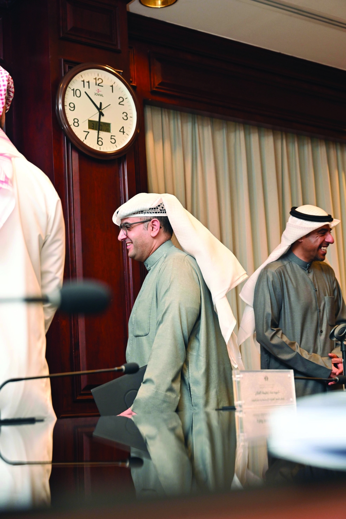 


وزير الإسكان عبداللطيف المشاري عقب توقيع العقد 	 (تصوير أسعد عبدالله) 