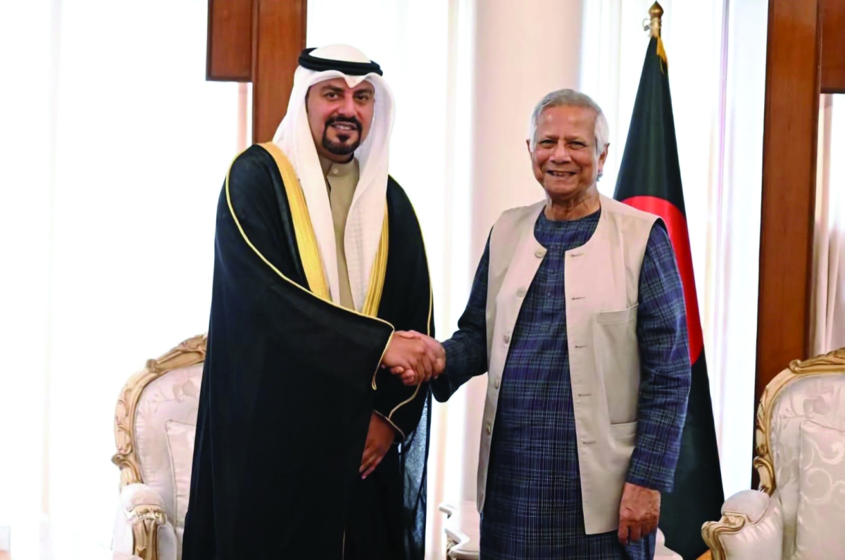 رئيس حكومة بنغلاديش لدى استقباله السفير علي حمادة