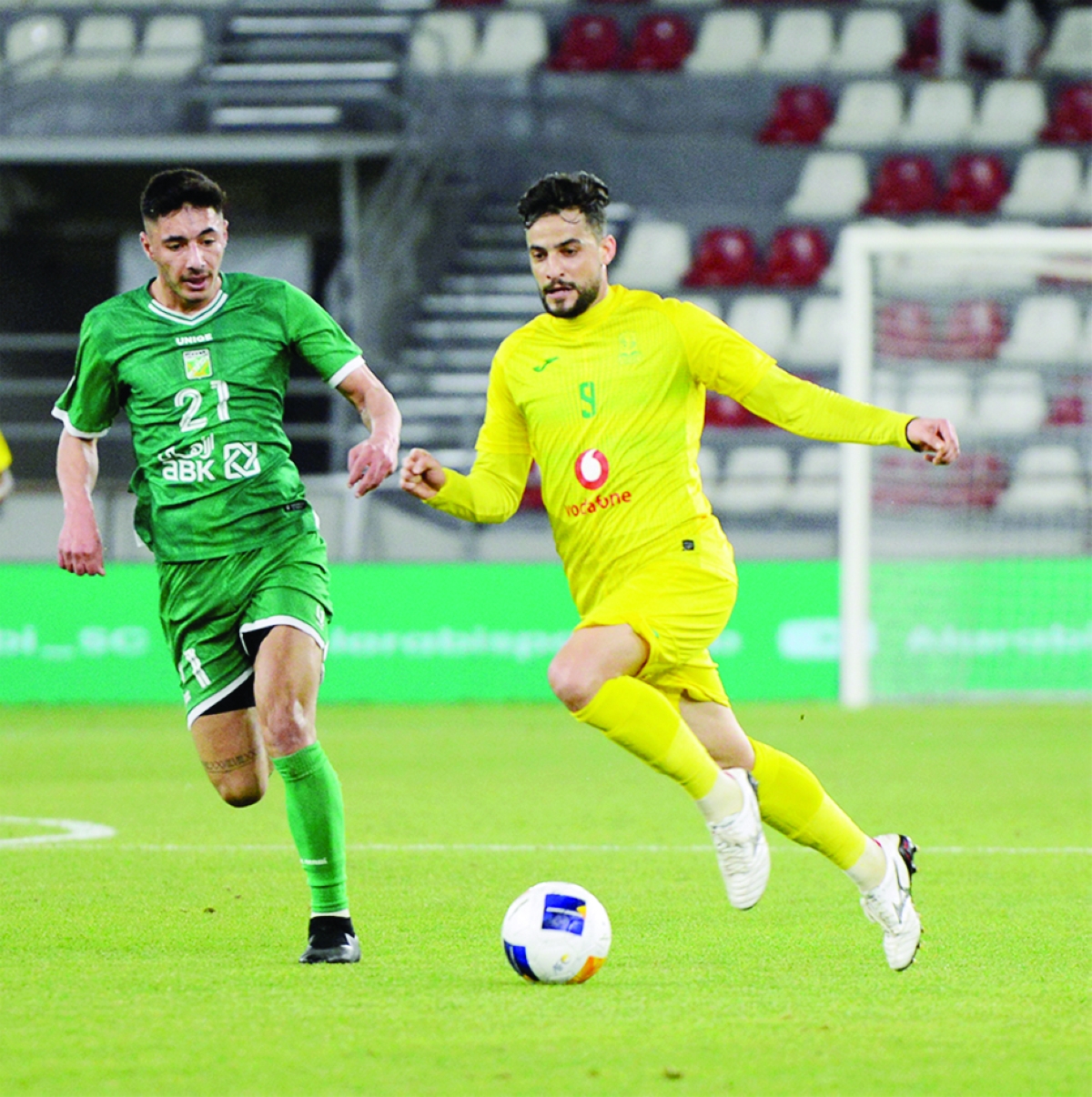 


لاعب العربي علي عزيز ونظيره في السيب علي البوسعيدي خلال لقاء الذهاب 