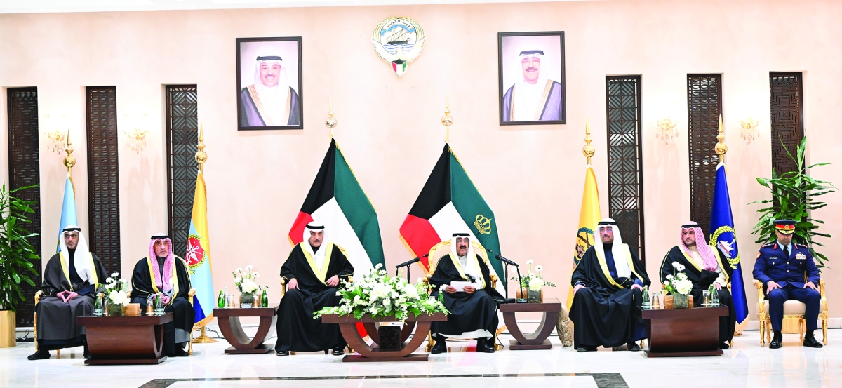 


صاحب السمو متوسطاً ولي العهد وفهد اليوسف وعبدالله العلي وعبدالله المشعل خلال زيارة وزارة الدفاع 