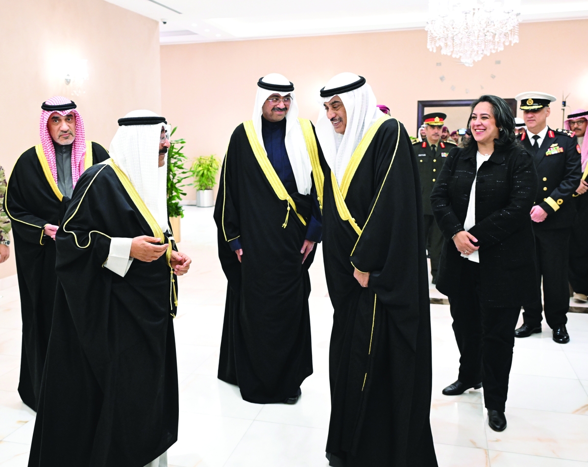 


سمو الأمير لدى وصوله بحضور ولي العهد وفهد اليوسف وعبدالله العلي وشمايل الصباح 