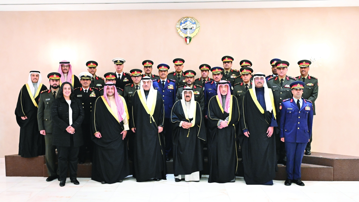 


سمو الأمير متوسطاً ولي العهد واليوسف والعلي والمشعل وقيادات الدفاع في لقطة تذكارية 