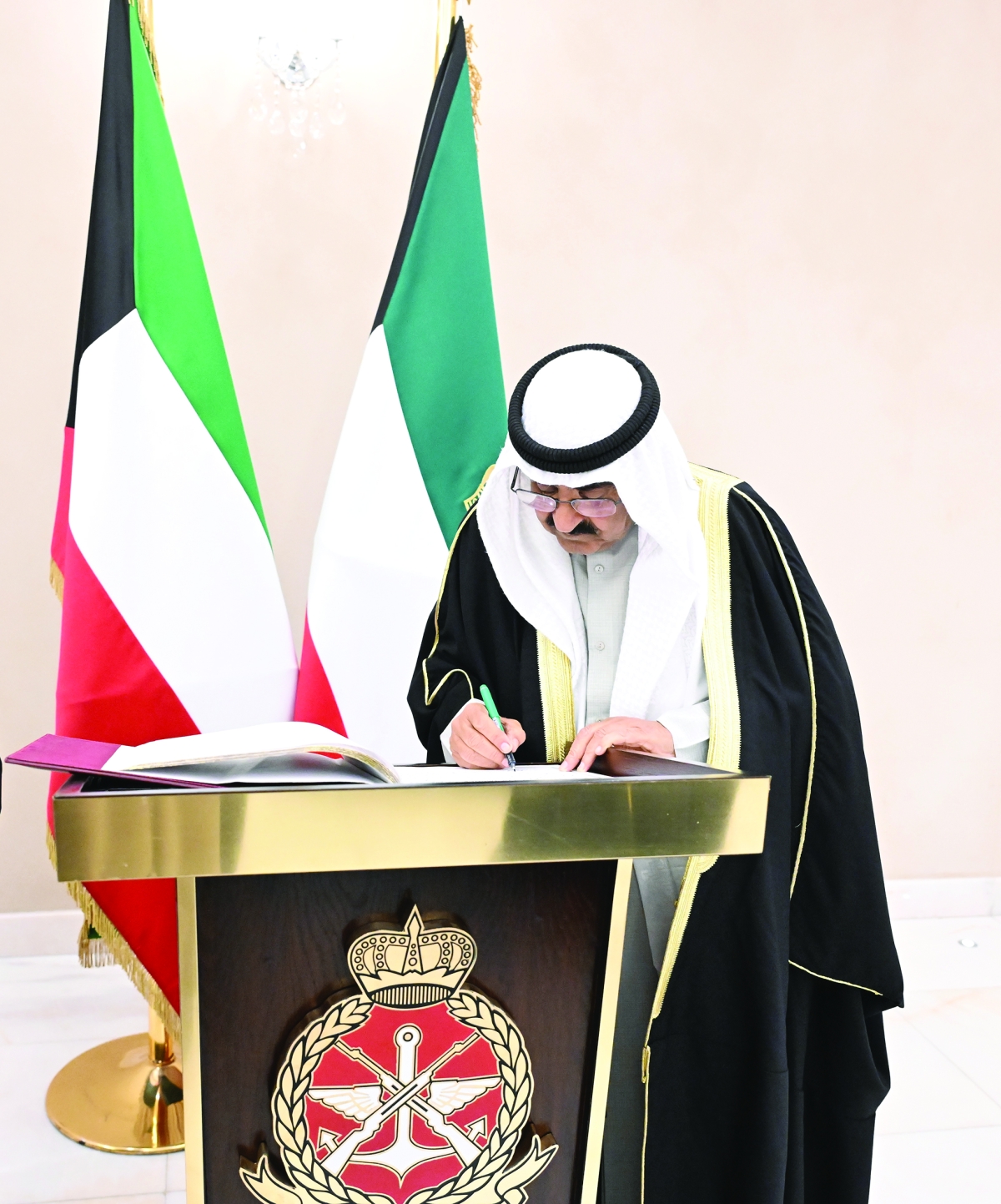 


سموه يتفضل بالتوقيع على سجل الشرف 