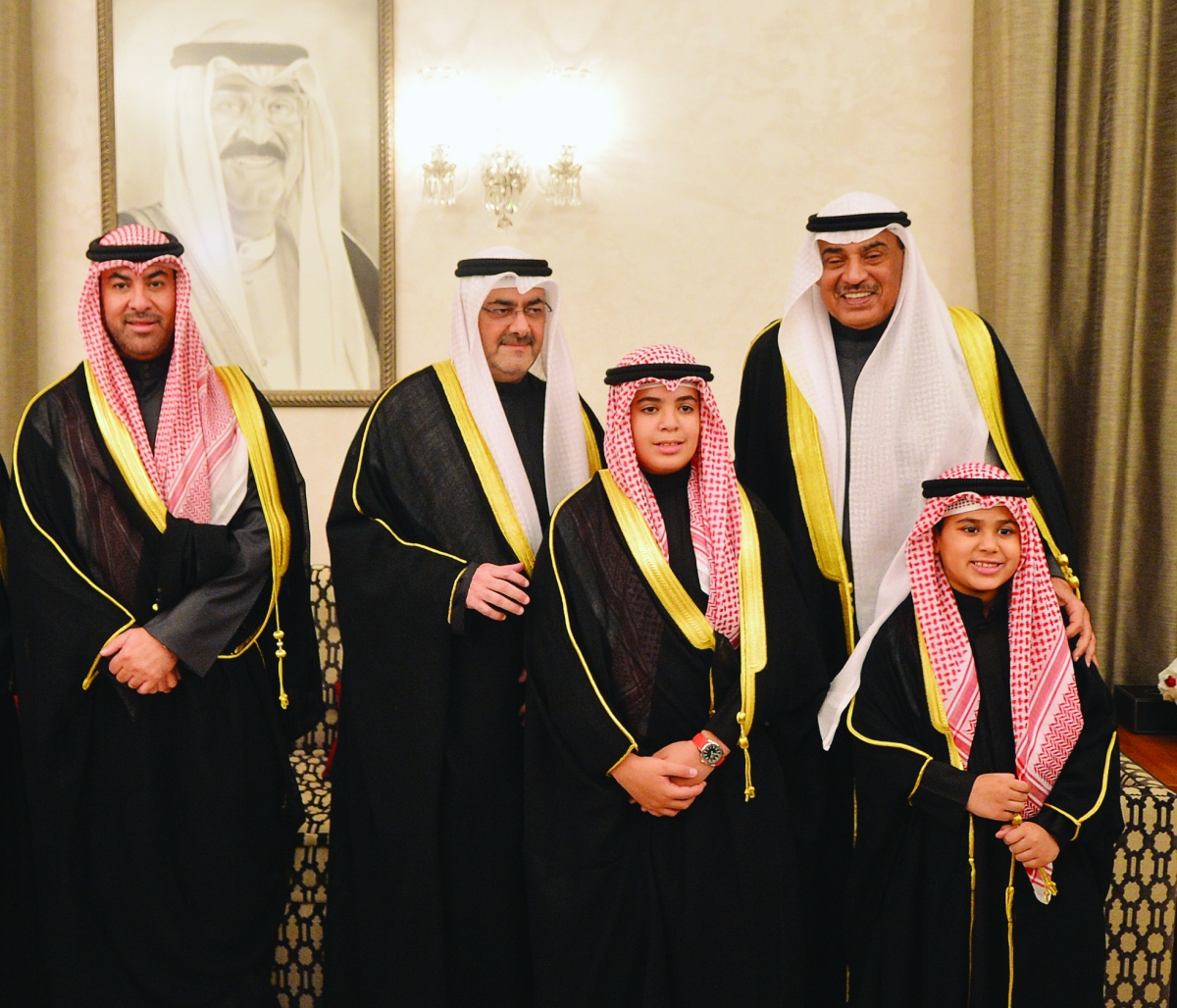 سمو ولي العهد مهنئاً عبدالله ومبارك العلي	 (تصوير سعود سالم) 