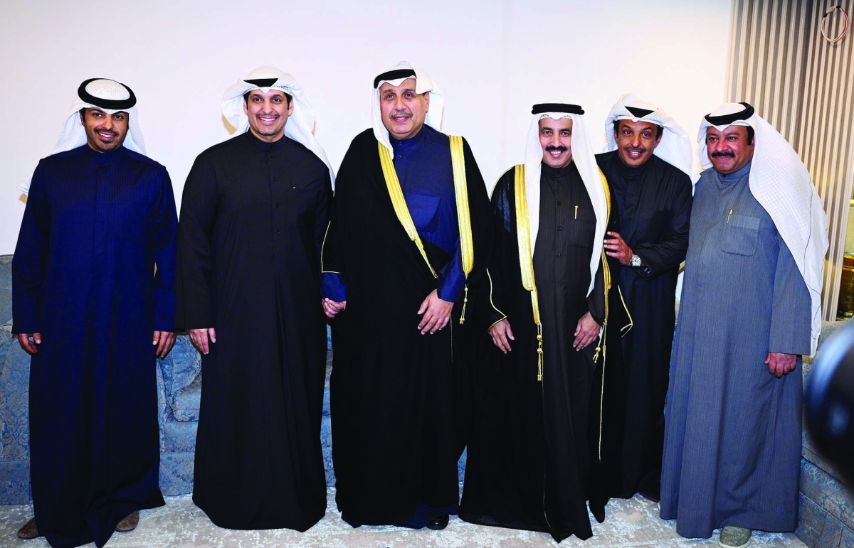 
حمد جابر العلي يقدم التهاني 