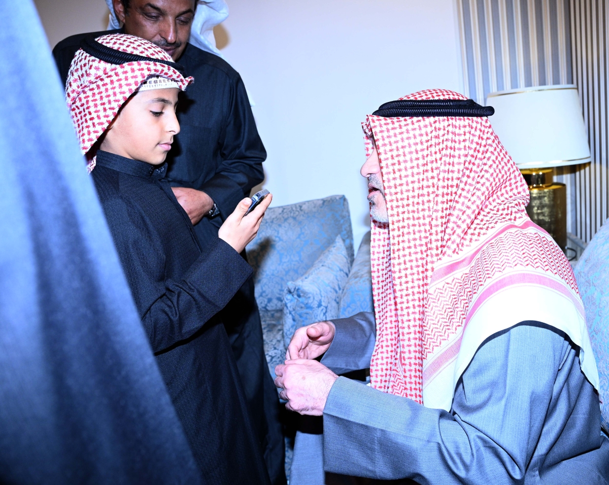 اليوسف ينصت لقصيدة الطفل فارس العنزي